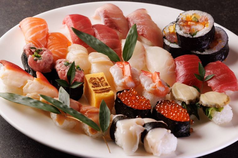 お皿にもられた寿司