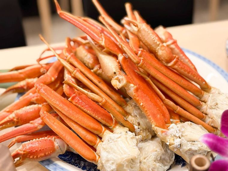 お皿に盛られた本ズワイガニ