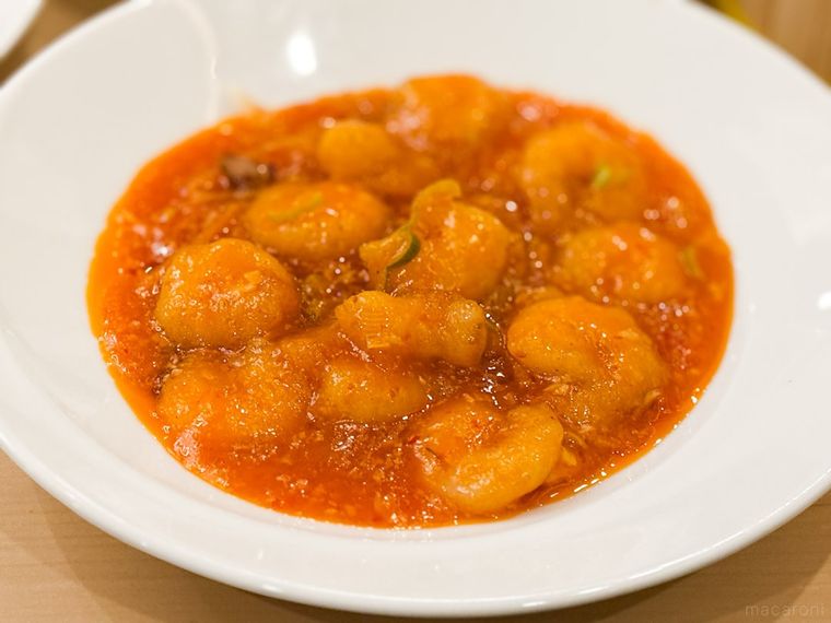 お皿に盛られたエビチリソース炒め