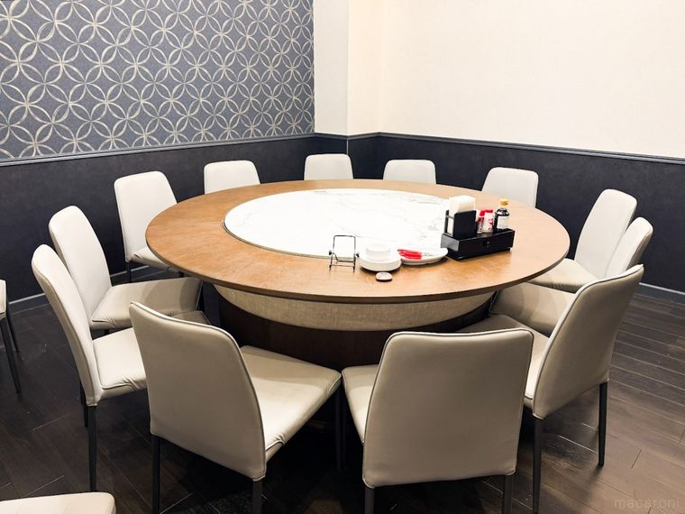 個室にある大きな円卓