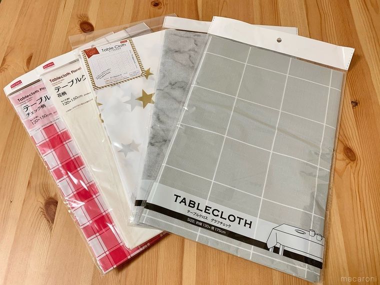木のテーブルに置かれた100均のテーブルクロス