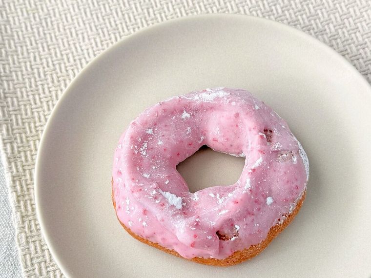 白皿にのった「桜もちっとドーナツ いちごだいふく風」