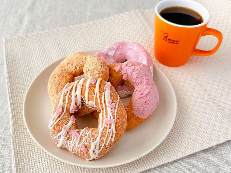 白皿に盛り付けられた4種類の桜もちっとドーナツ