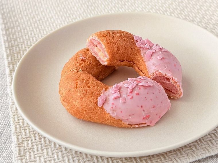 桜もちっとドーナツ いちごカスタードの断面