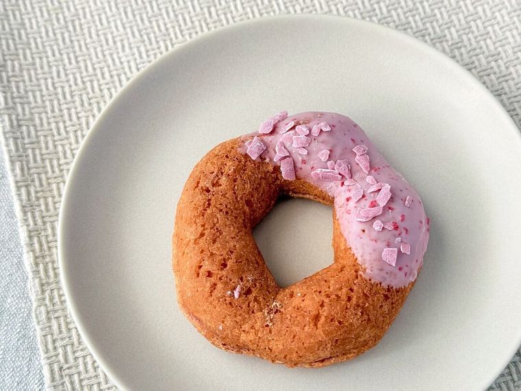 白皿にのった桜もちっとドーナツ いちごカスタード