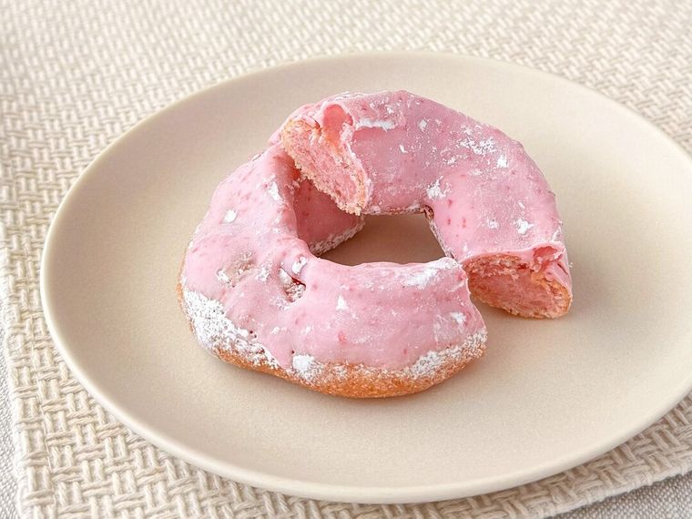 桜もちっとドーナツ いちごだいふく風の断面