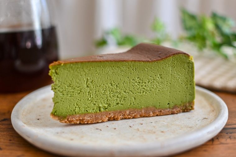 お皿にのった抹茶チーズケーキ