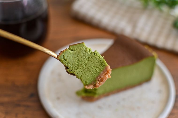 フォークで持ち上げた抹茶チーズケーキ