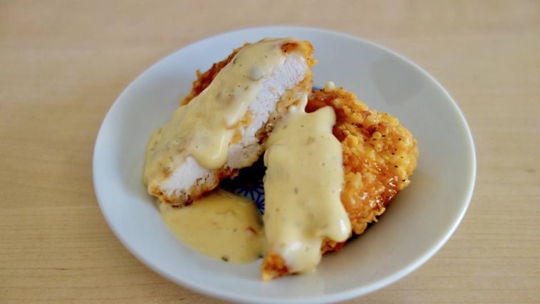 特製タルタルソースがかけられたケンタのチキン南蛮骨なしの断面