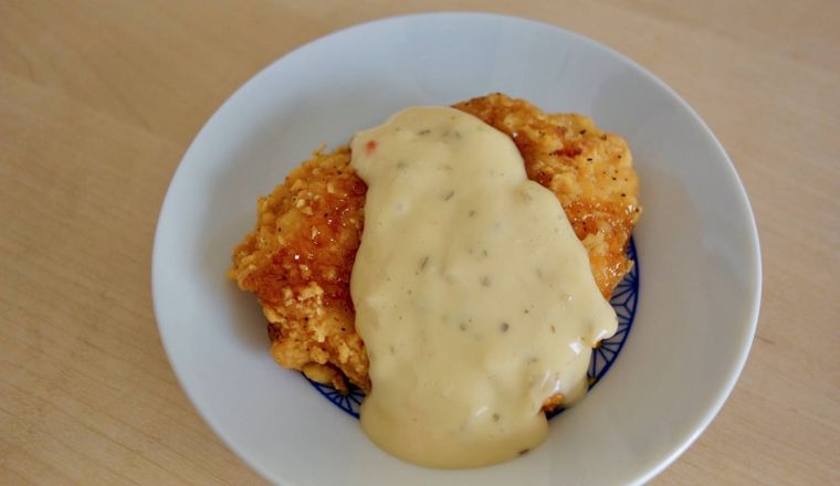 特製タルタルソースをかけたケンタのチキン南蛮骨なしが皿にのっている