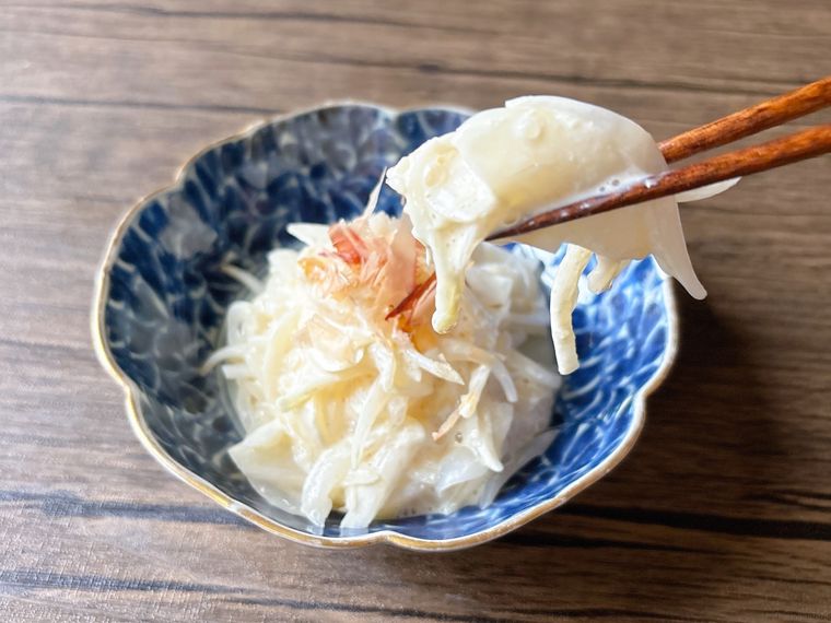 新玉ねぎのサラダを箸で持ち上げた様子