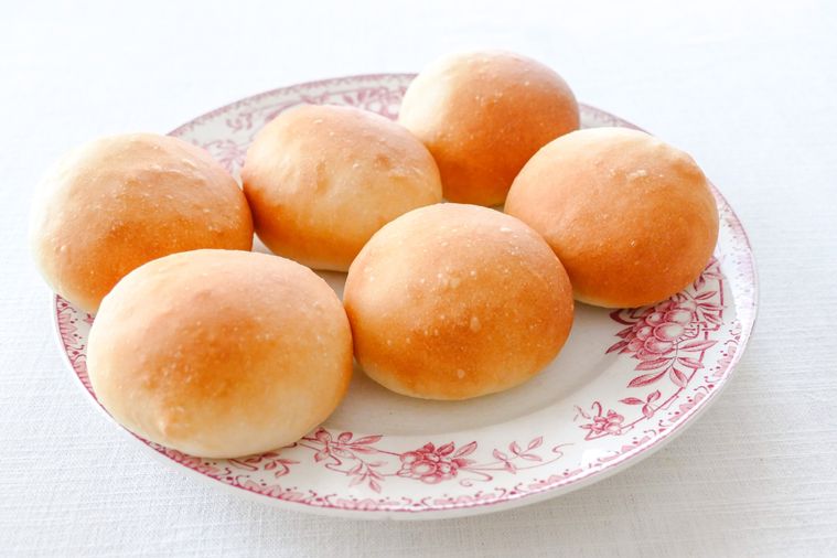 丸パンが6個並ぶ皿