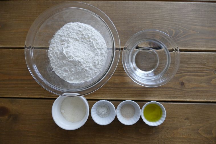 バターなしパンの材料が並ぶ木製テーブル