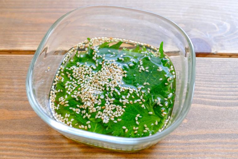 悪魔の大葉漬けが入っているガラス容器