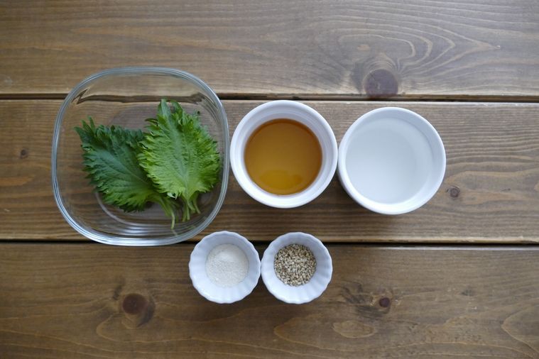 悪魔の大葉漬けの材料が並ぶ木製テーブル