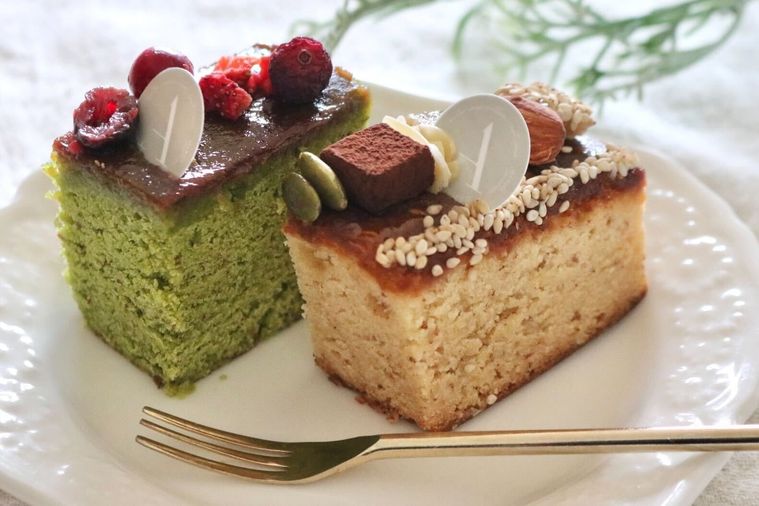 カットしたケーキとフォーク