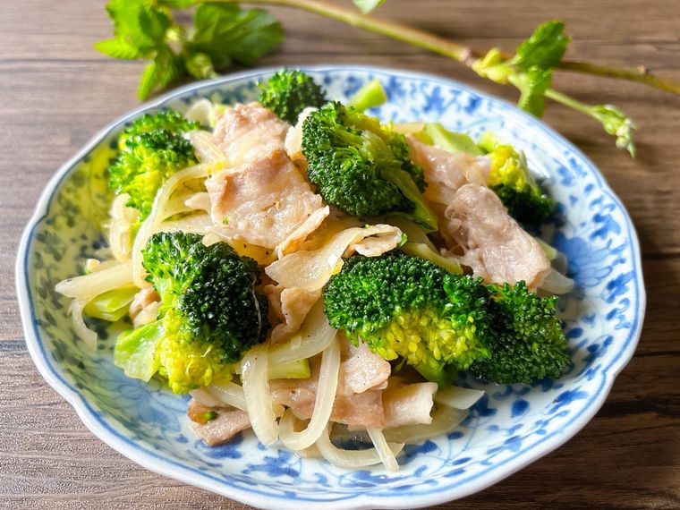 和皿に盛られた豚肉、ブロッコリー、玉ねぎのバタポン炒め