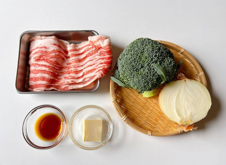 豚肉、ブロッコリー、玉ねぎのバタポン炒めの材料