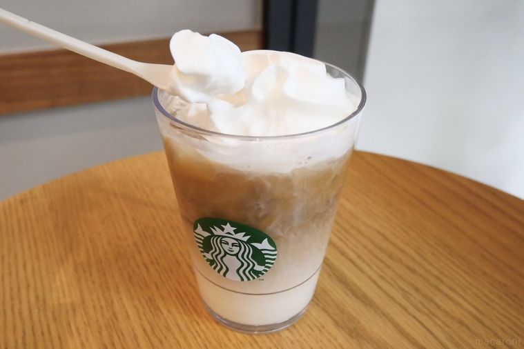 スプーンでホイップをすくっている様子