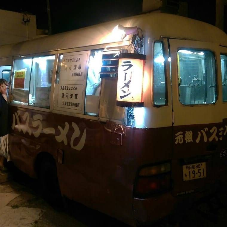 函館元祖バスラーメンのバスの外観