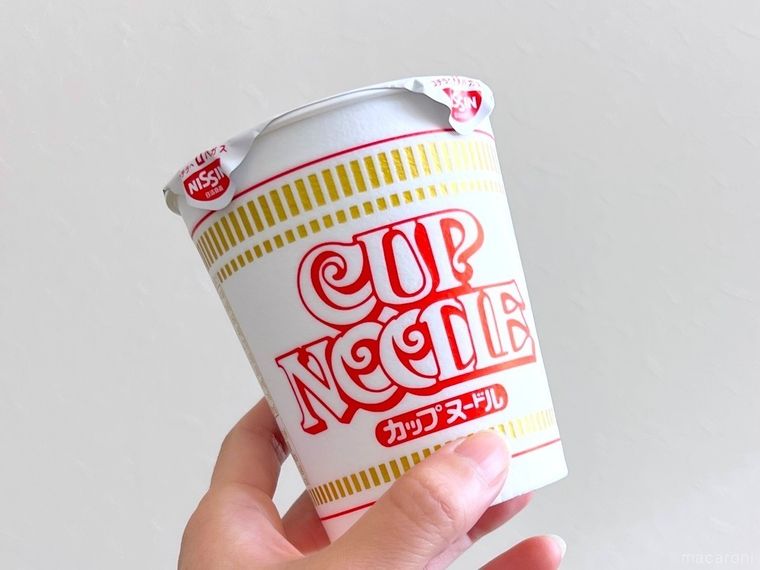 麺を持ち上げている