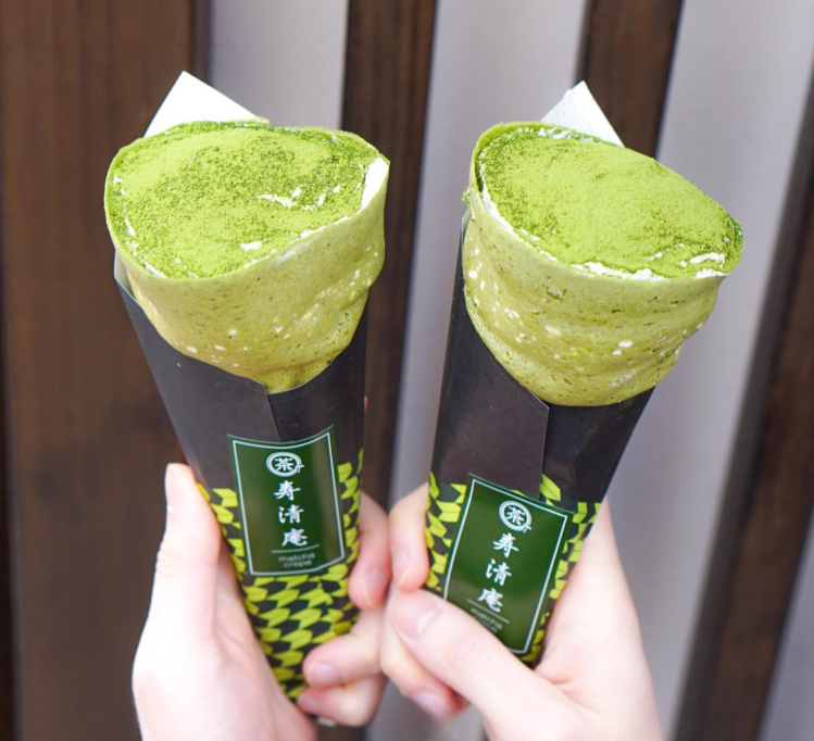 寿清庵の八坂を両手に1本ずつ持っている