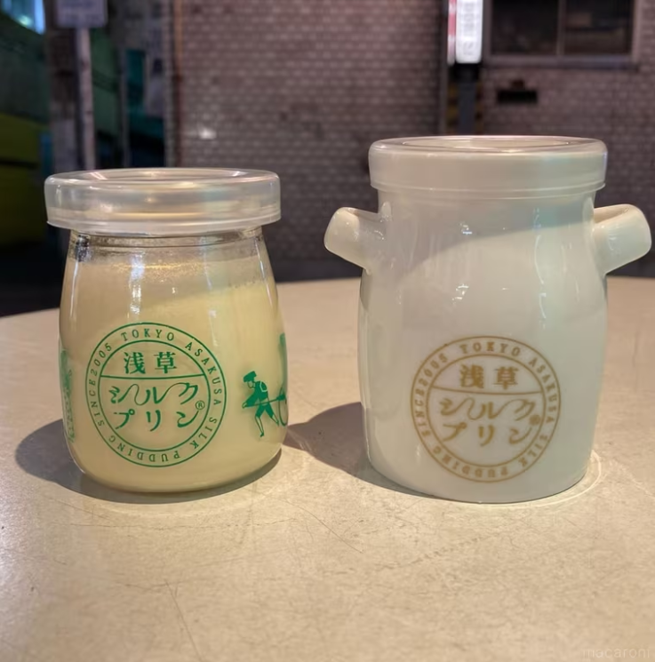 テーブルにプレミアムシルクプリンとチーズプリンを並べて置いている