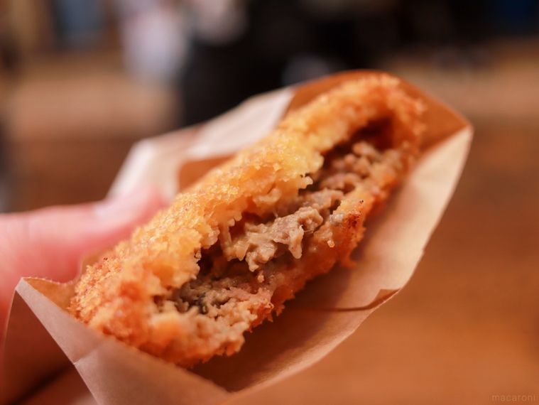 半分に割ったブルーチーズ入り大人のミンチ