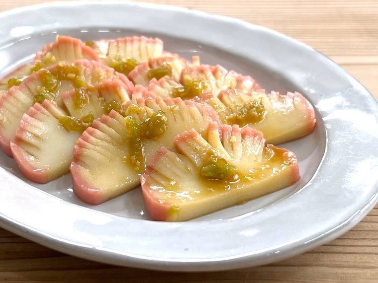 かまぼこをわさびしょうゆで和えた料理