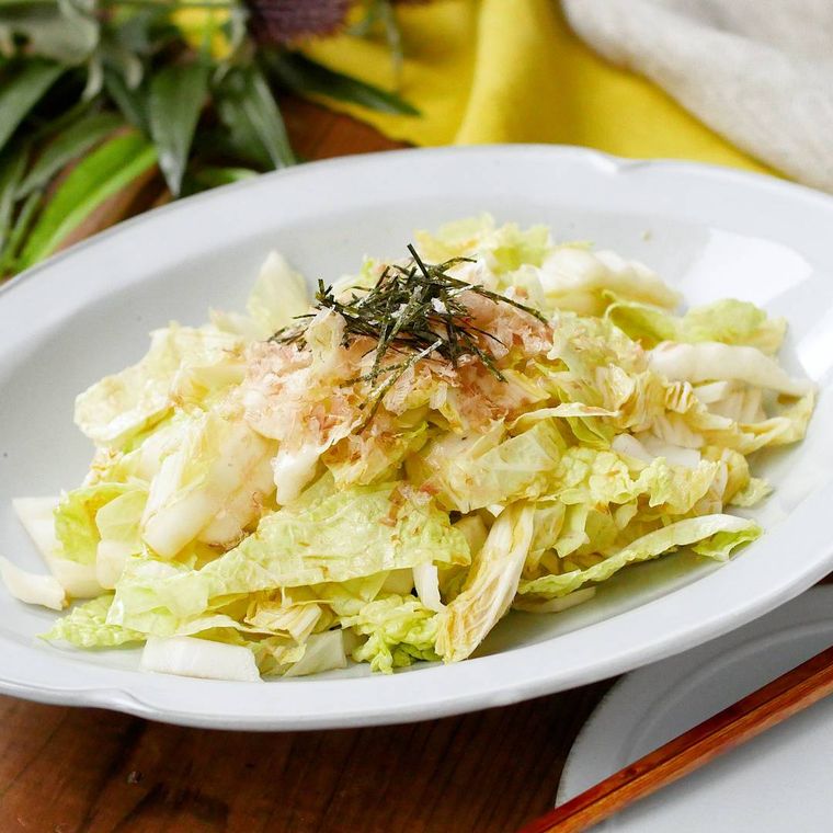 楕円の白色の皿に盛られた白菜のポン酢しょうゆサラダ