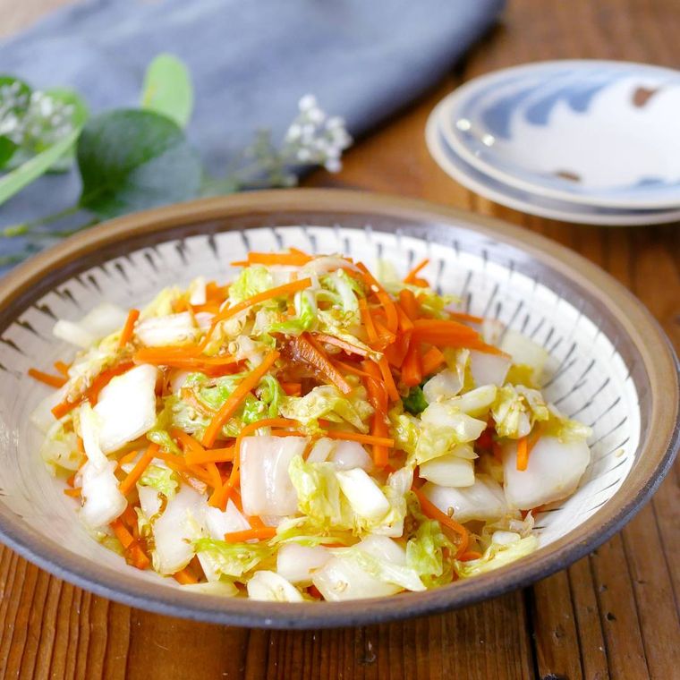 和皿に盛られた白菜とにんじんの和風サラダ