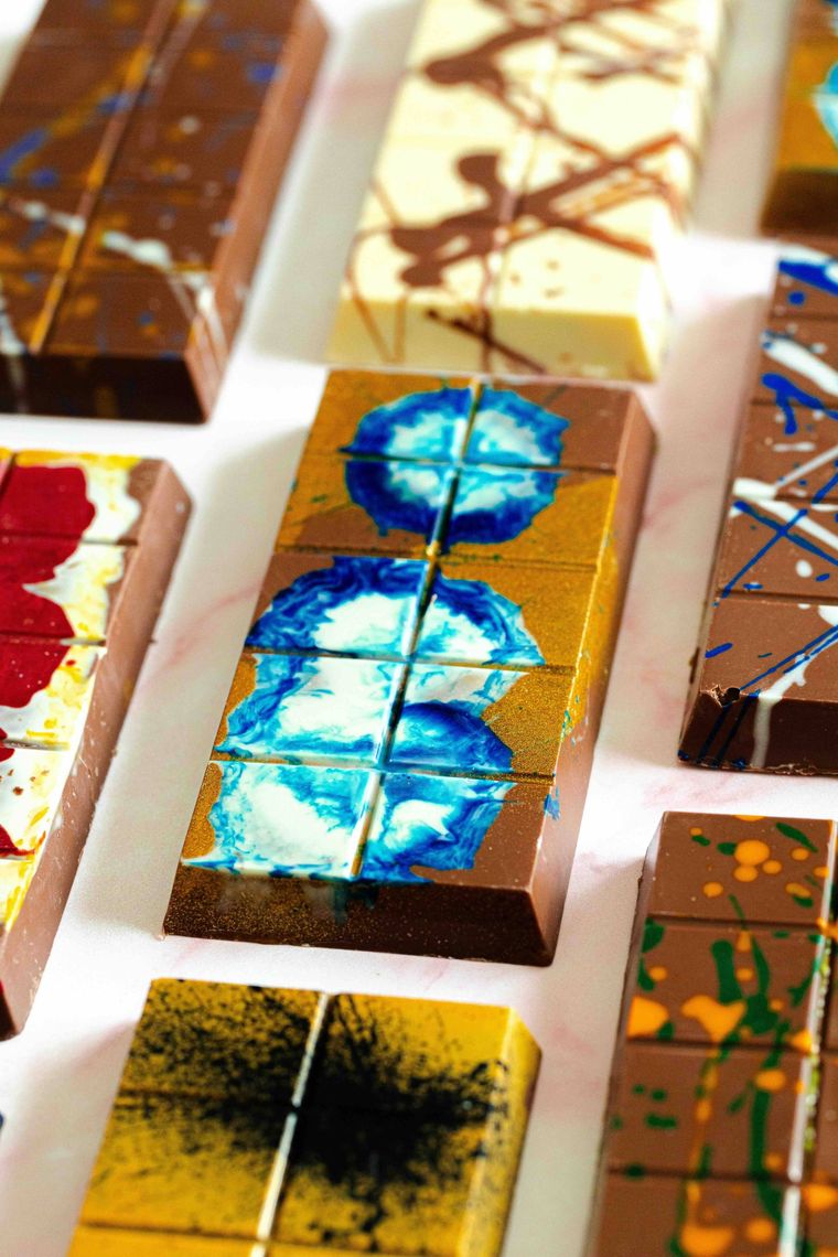 青い絵柄のチョコ