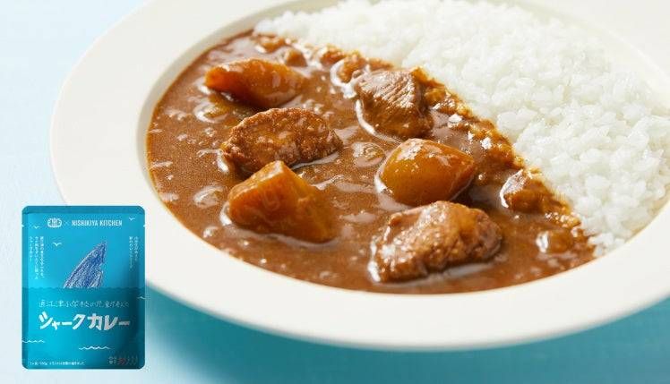 シャークカレーが白いお皿に盛られている