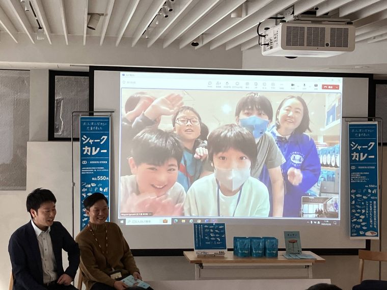 上越市立直江津小学校の児童たちがスクリーンに写っている