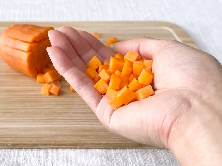 角切りにしたにんじんを手のひらにのせた様子