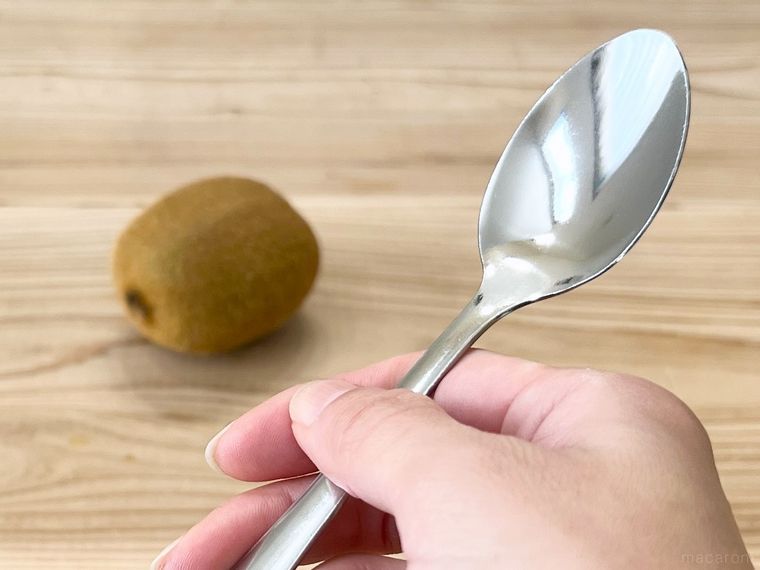 デザートスプーンを手で持っている様子