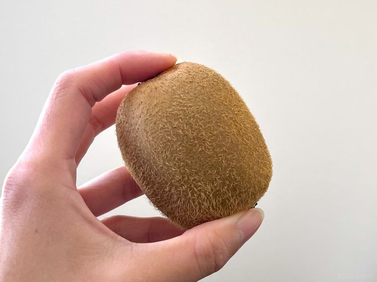 キウイを手で持っている様子