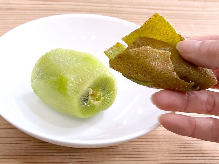 皮を剥いたキウイ