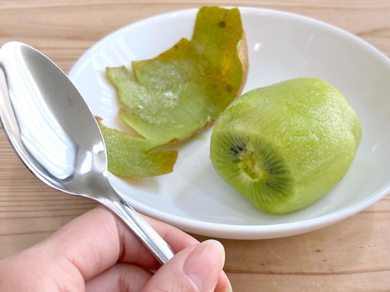 キウイの皮をスプーンで剥いた様子