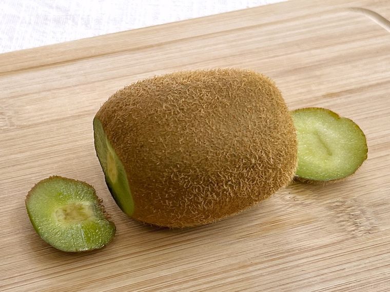 キウイの両端を切り落とした様子