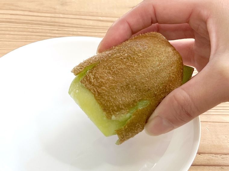 キウイの実を皮から押し出している様子