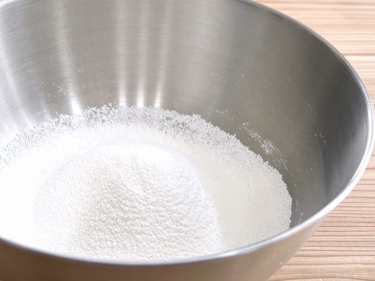 薄力粉が入ったボウル
