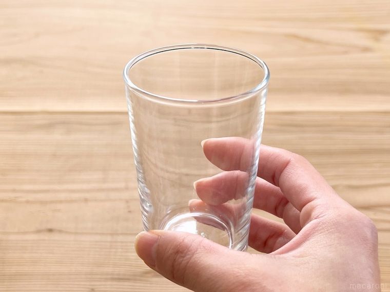 グラスを手で持っている様子