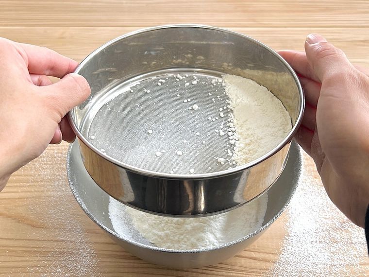 粉をふるっている様子