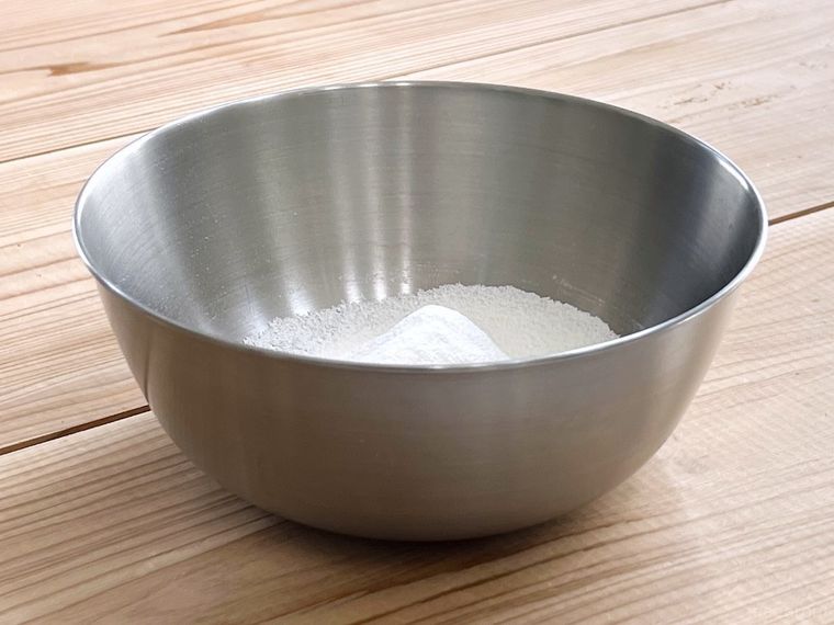 薄力粉が入ったボウル