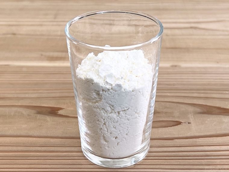 グラスに薄力粉を入れた様子