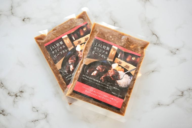 大理石の背景と空港のラウンジカレーの冷凍パック