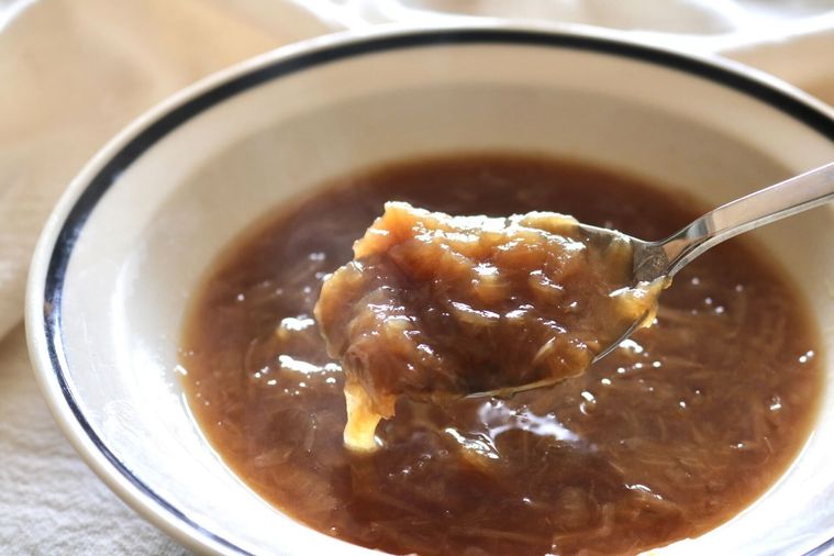 フレンチオニオンスープをすくっている