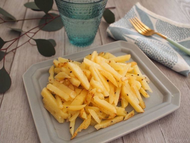 グレーの皿に盛られたじゃがいものマヨネーズ炒め