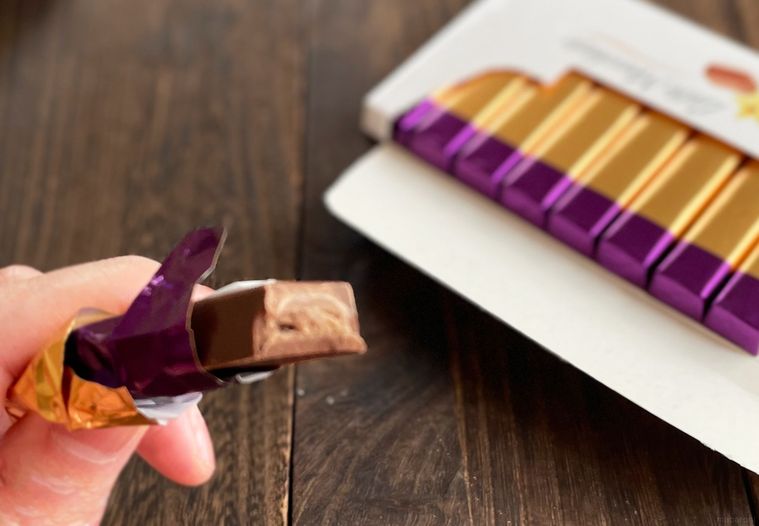 業務スーパーラテマキアートチョコバーの断面写真